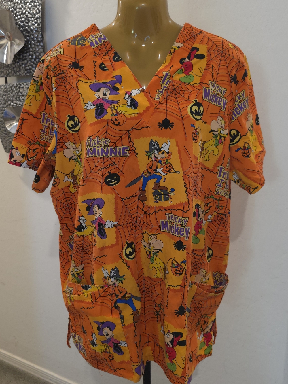 Disney Halloween Wm. M 24"B 29"L Scrub Top Orange Nursing Uniform Vet V-Neck